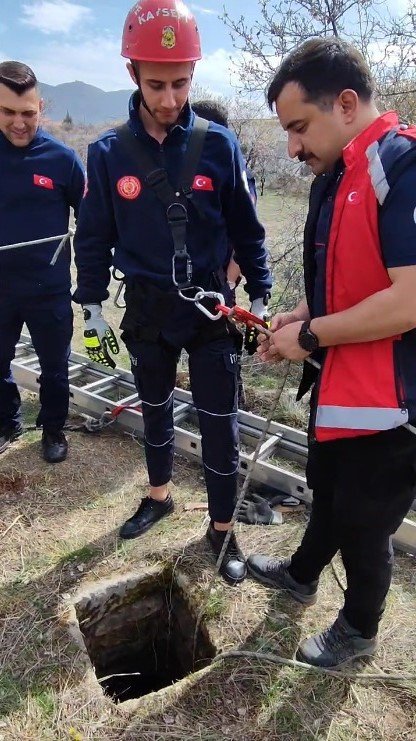 Kuyuya Düşen Minik Köpeği İtfaiye Ekipleri Kurtardı