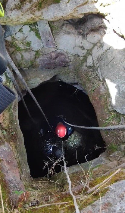 Kuyuya Düşen Minik Köpeği İtfaiye Ekipleri Kurtardı