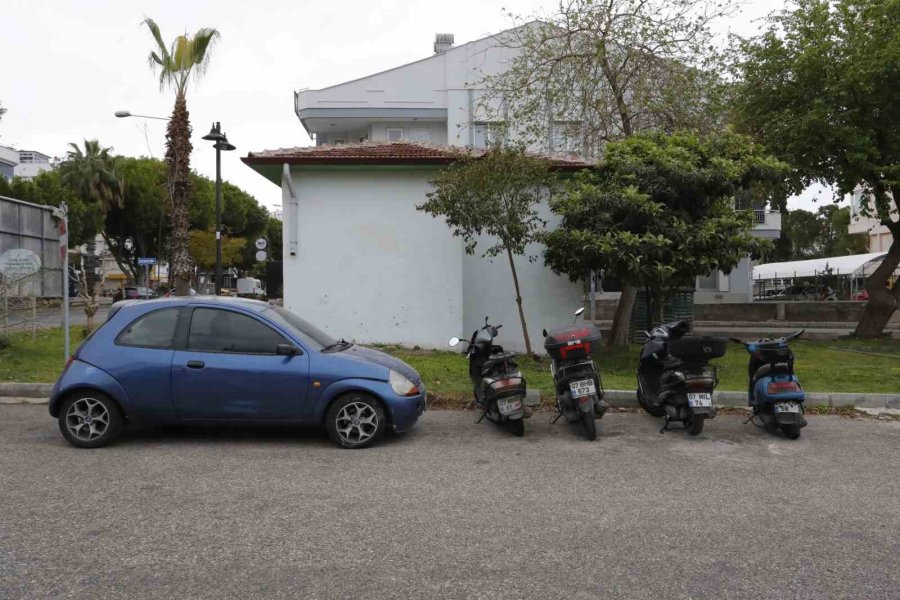 Lüks Otomobiliyle 1 Araç Ve 6 Motosikleti Hurdaya Çevirdi, Rahat Tavırları İle Dikkat Çekti