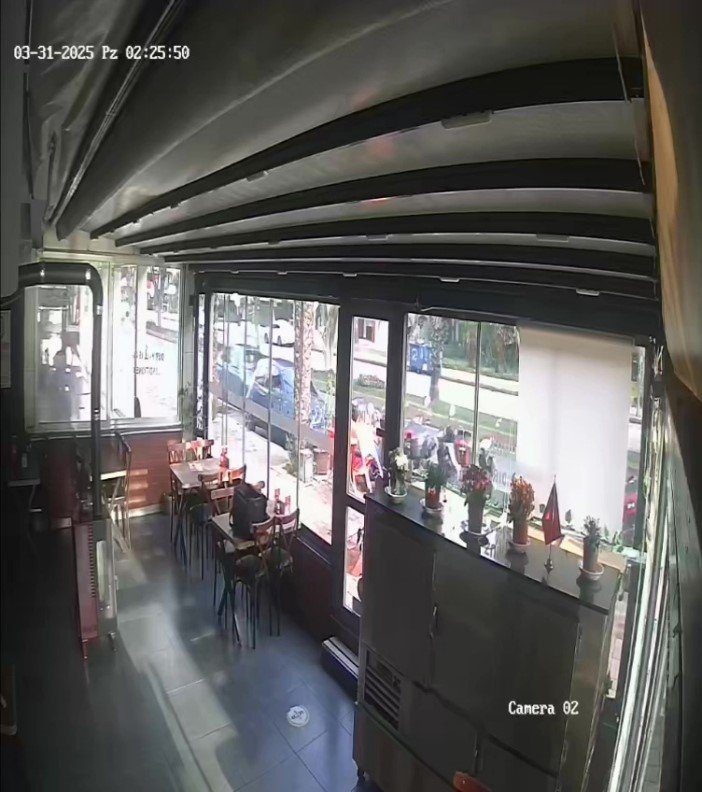 Lüks Otomobiliyle 1 Araç Ve 6 Motosikleti Hurdaya Çevirdi, Rahat Tavırları İle Dikkat Çekti