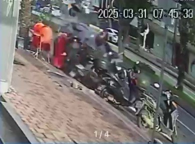 Lüks Otomobiliyle 1 Araç Ve 6 Motosikleti Hurdaya Çevirdi, Rahat Tavırları İle Dikkat Çekti