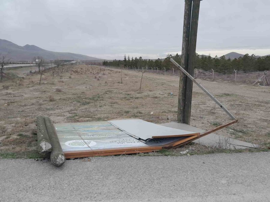 Karapınar’da Lodos Fırtınası Etkili Oldu