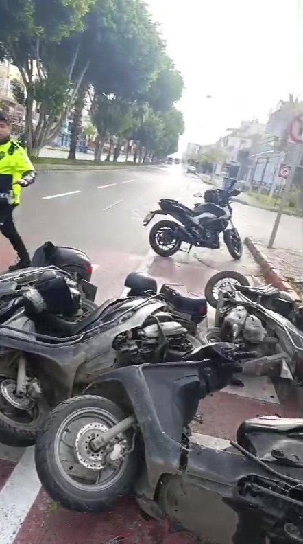 Lüks Otomobiliyle 1 Araç Ve 6 Motosikleti Hurdaya Çevirdi, Rahat Tavırları İle Dikkat Çekti