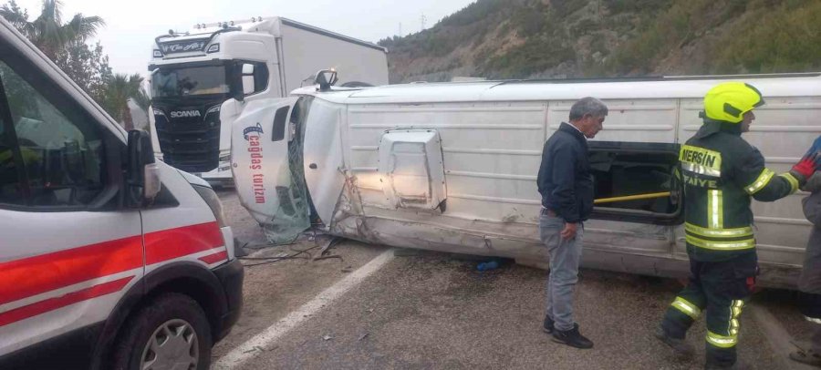 Mersin’de Servis Minibüsü Devrildi: 10 Yaralı