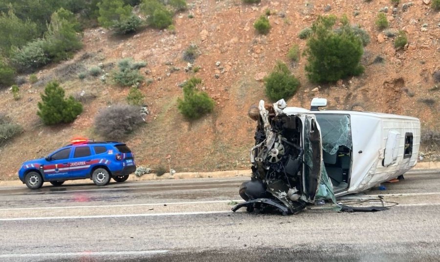 Mersin’de Servis Minibüsü Devrildi: 10 Yaralı