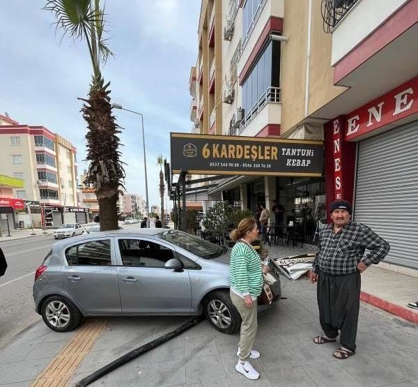 Kontrolden Çıkan Araç Kafeye Daldı: O Anlar Kameraya Yansıdı