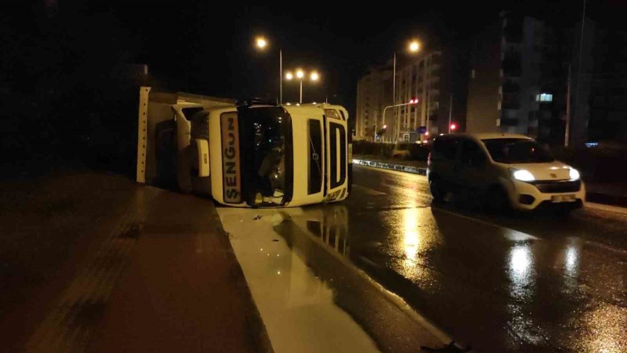 Mersin’de Boya Yüklü Tır Devrildi