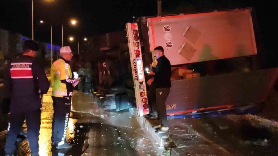 Mersin’de Boya Yüklü Tır Devrildi