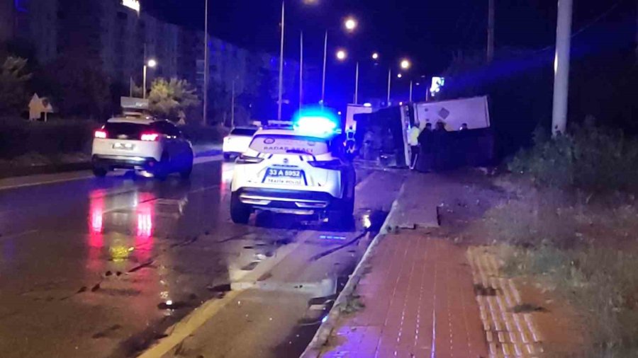 Mersin’de Boya Yüklü Tır Devrildi