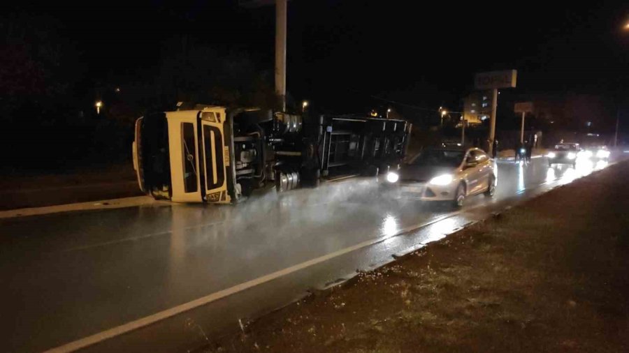 Mersin’de Boya Yüklü Tır Devrildi