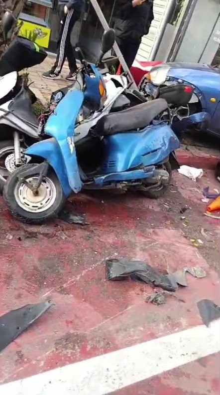 Lüks Otomobiliyle 1 Araç Ve 6 Motosikleti Hurdaya Çevirdi, Rahat Tavırları İle Dikkat Çekti