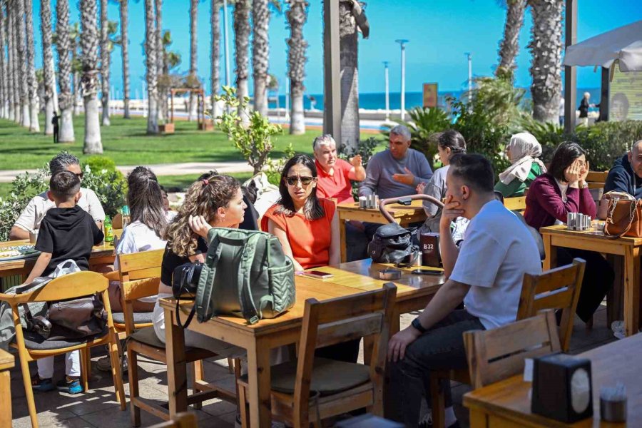Mersinliler Bayramda Belediyenin Kafelerine Akın Etti