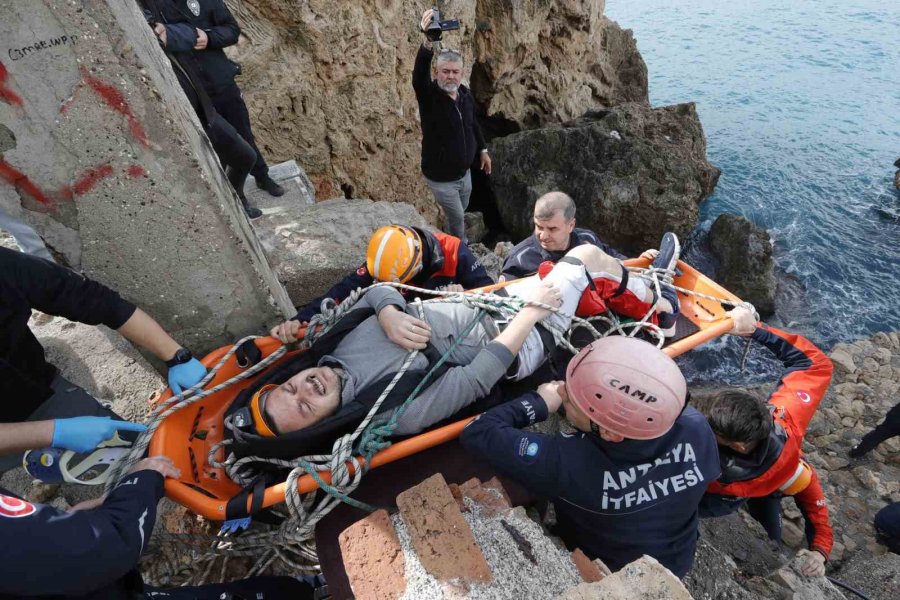 Balık Keyfi Hastanede Son Buldu: Falezlerden Düşerek Bacağını Kırdı