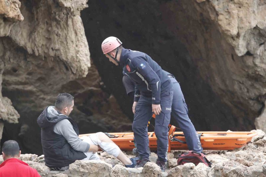 Balık Keyfi Hastanede Son Buldu: Falezlerden Düşerek Bacağını Kırdı