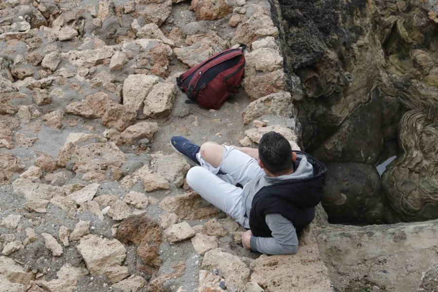 Balık Keyfi Hastanede Son Buldu: Falezlerden Düşerek Bacağını Kırdı