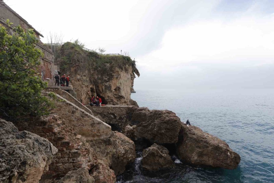 Balık Keyfi Hastanede Son Buldu: Falezlerden Düşerek Bacağını Kırdı