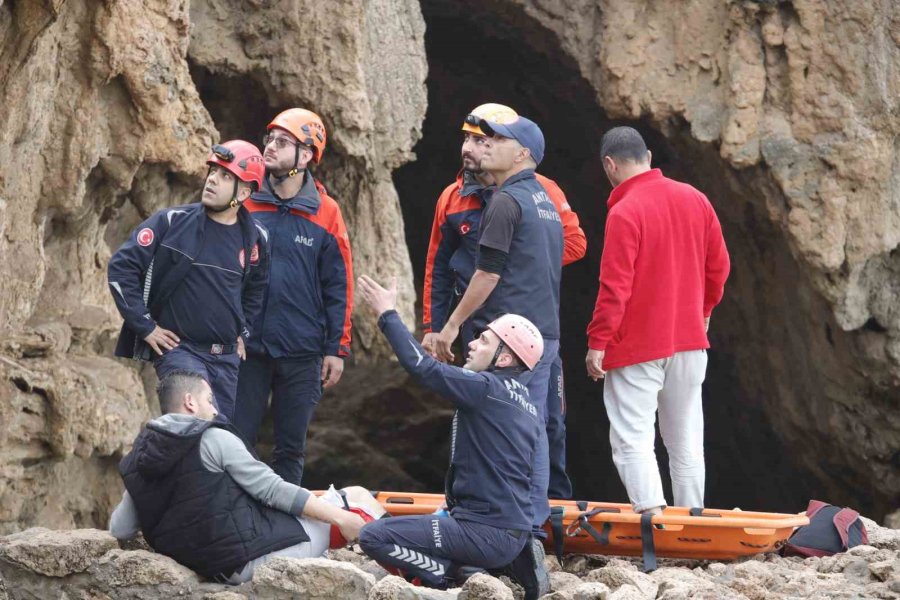 Balık Keyfi Hastanede Son Buldu: Falezlerden Düşerek Bacağını Kırdı