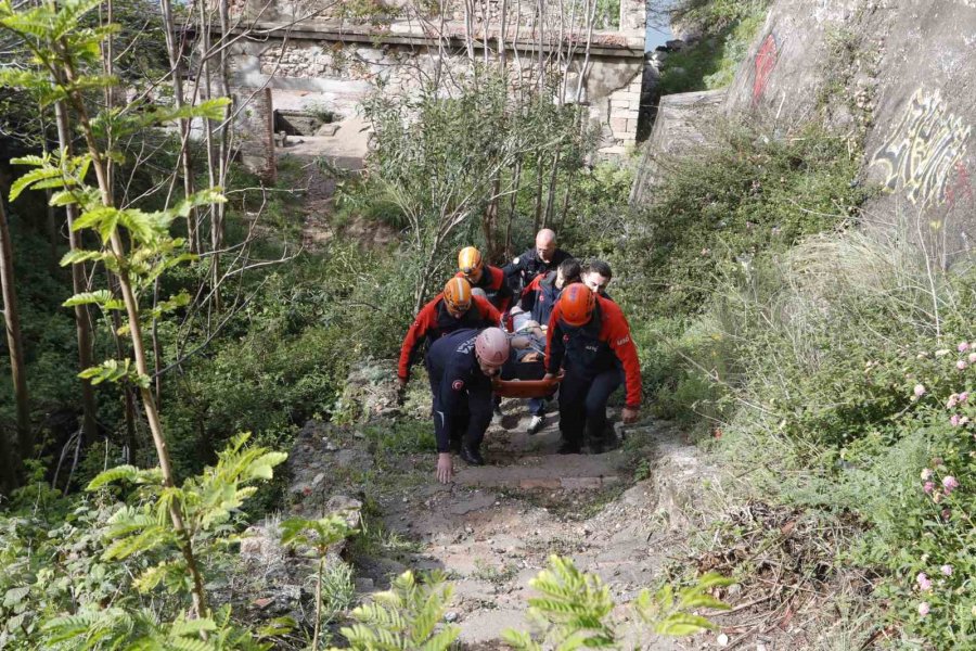 Balık Keyfi Hastanede Son Buldu: Falezlerden Düşerek Bacağını Kırdı