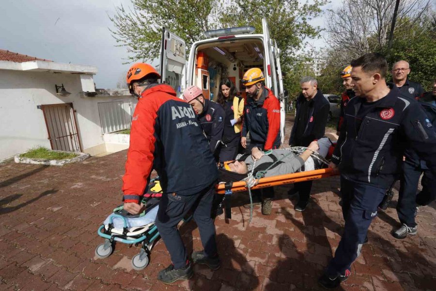 Balık Keyfi Hastanede Son Buldu: Falezlerden Düşerek Bacağını Kırdı
