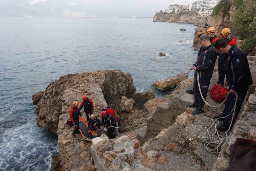Balık Keyfi Hastanede Son Buldu: Falezlerden Düşerek Bacağını Kırdı