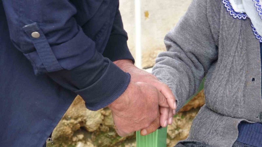 Evleri Yanan Genç Kız Gözyaşlarını Tutamadı, Yaşlı Kadını İtfaiye Eri Elini Tutarak Teselli Etti