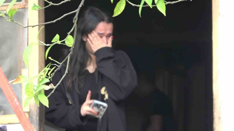 Evleri Yanan Genç Kız Gözyaşlarını Tutamadı, Yaşlı Kadını İtfaiye Eri Elini Tutarak Teselli Etti