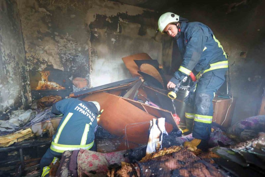 Evleri Yanan Genç Kız Gözyaşlarını Tutamadı, Yaşlı Kadını İtfaiye Eri Elini Tutarak Teselli Etti