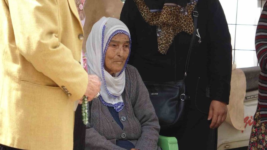 Evleri Yanan Genç Kız Gözyaşlarını Tutamadı, Yaşlı Kadını İtfaiye Eri Elini Tutarak Teselli Etti