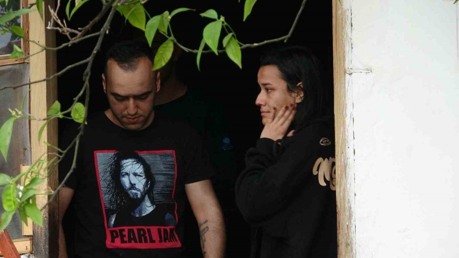 Evleri Yanan Genç Kız Gözyaşlarını Tutamadı, Yaşlı Kadını İtfaiye Eri Elini Tutarak Teselli Etti