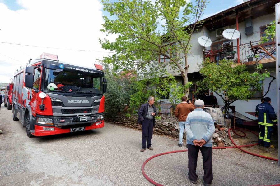Evleri Yanan Genç Kız Gözyaşlarını Tutamadı, Yaşlı Kadını İtfaiye Eri Elini Tutarak Teselli Etti