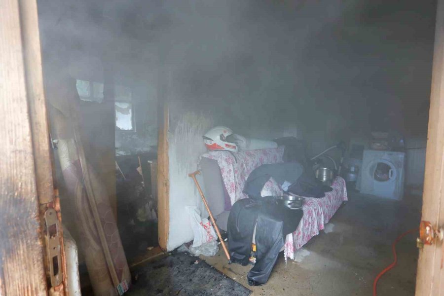 Evleri Yanan Genç Kız Gözyaşlarını Tutamadı, Yaşlı Kadını İtfaiye Eri Elini Tutarak Teselli Etti