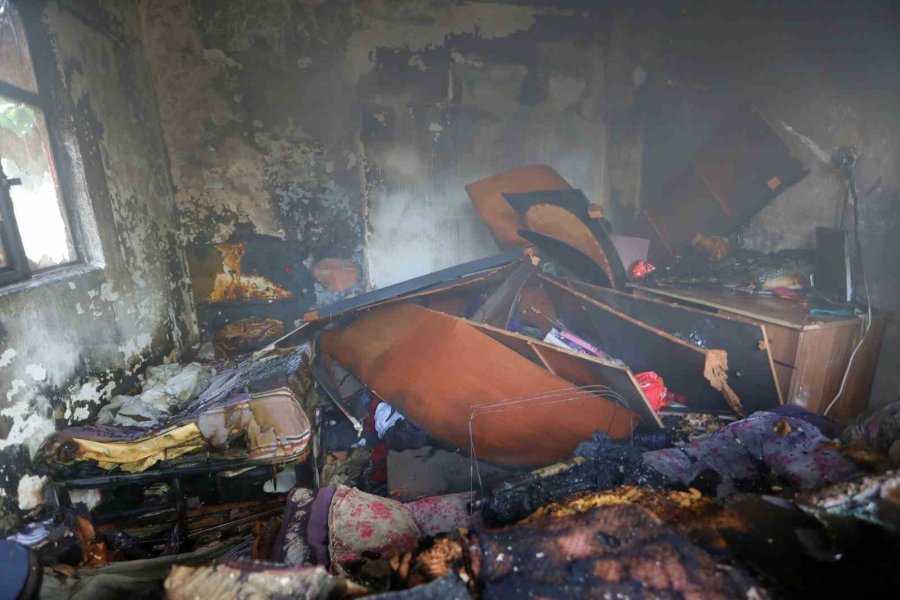 Evleri Yanan Genç Kız Gözyaşlarını Tutamadı, Yaşlı Kadını İtfaiye Eri Elini Tutarak Teselli Etti