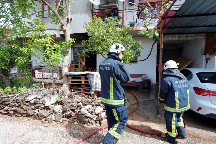 Evleri Yanan Genç Kız Gözyaşlarını Tutamadı, Yaşlı Kadını İtfaiye Eri Elini Tutarak Teselli Etti
