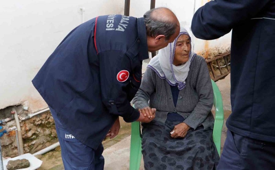 Evleri Yanan Genç Kız Gözyaşlarını Tutamadı, Yaşlı Kadını İtfaiye Eri Elini Tutarak Teselli Etti