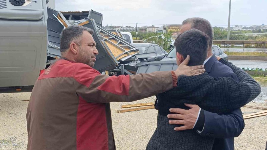 Antalya’da Hortum 2 Tonluk Bungalovu 30 Metre Sürükledi, Karavanı Otomobillerin Üzerine Fırlattı