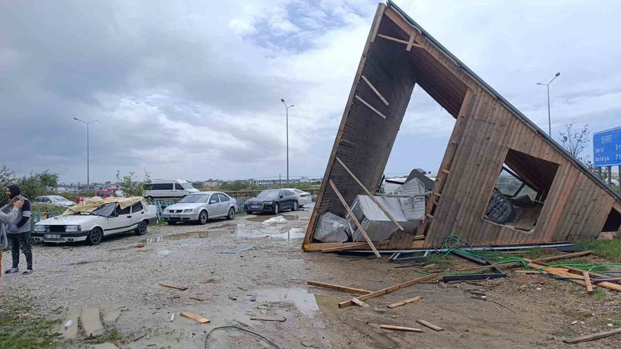 Antalya’da Hortum 2 Tonluk Bungalovu 30 Metre Sürükledi, Karavanı Otomobillerin Üzerine Fırlattı