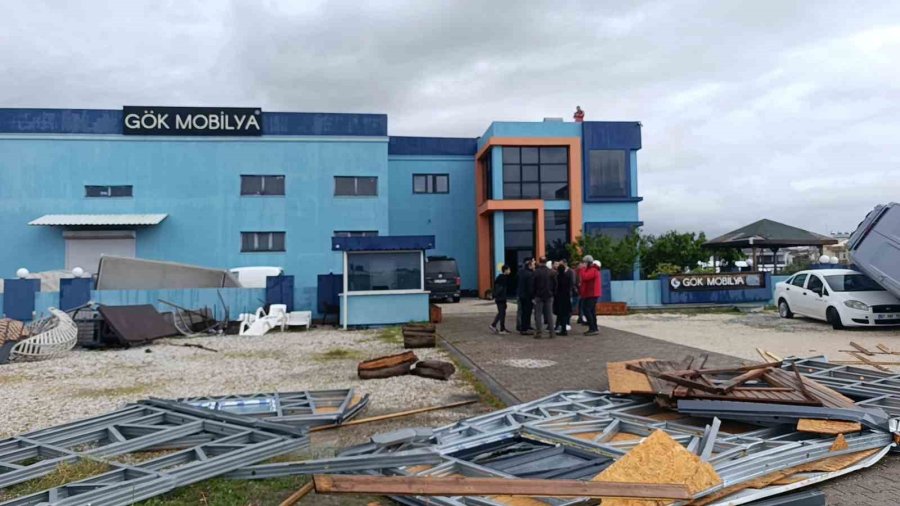 Antalya’da Hortum 2 Tonluk Bungalovu 30 Metre Sürükledi, Karavanı Otomobillerin Üzerine Fırlattı