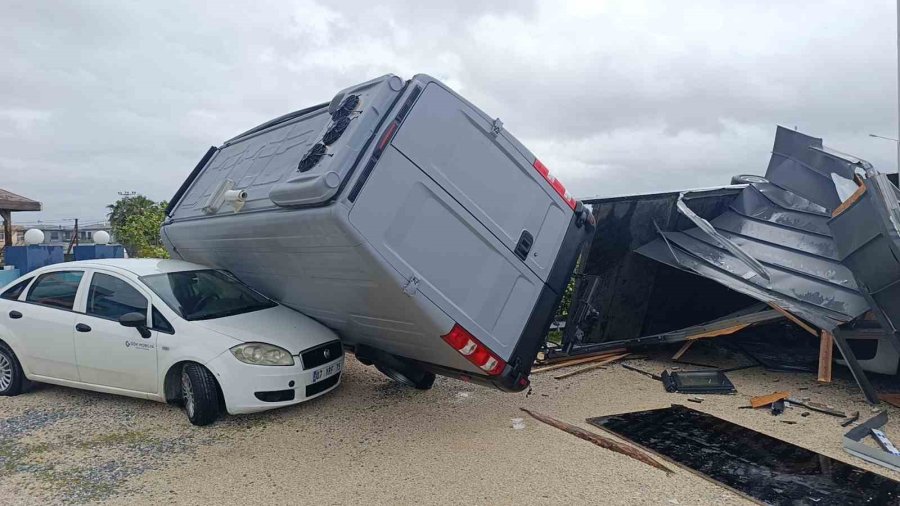 Antalya’da Hortum 2 Tonluk Bungalovu 30 Metre Sürükledi, Karavanı Otomobillerin Üzerine Fırlattı