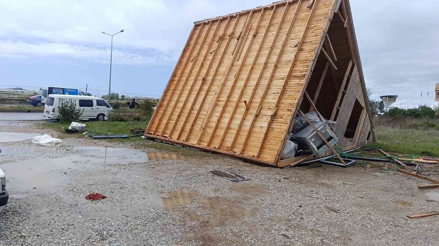 Antalya’da Hortum 2 Tonluk Bungalovu 30 Metre Sürükledi, Karavanı Otomobillerin Üzerine Fırlattı