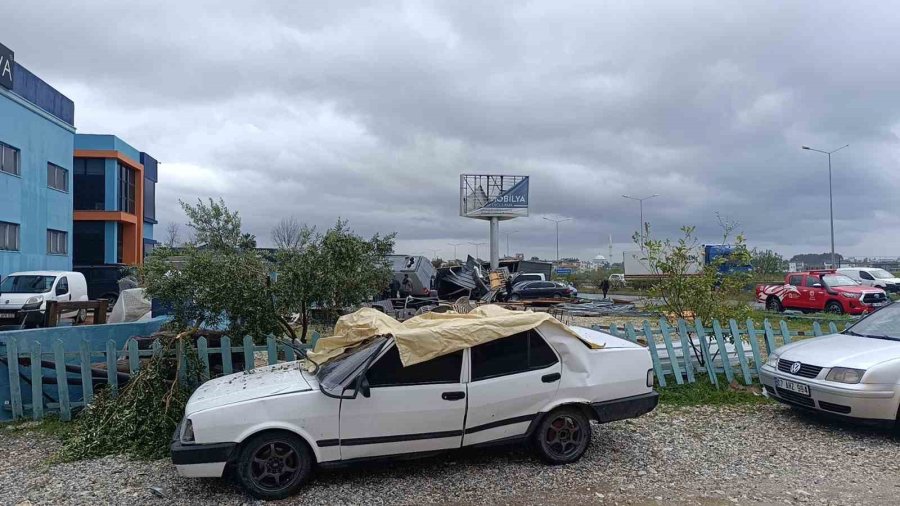 Antalya’da Hortum 2 Tonluk Bungalovu 30 Metre Sürükledi, Karavanı Otomobillerin Üzerine Fırlattı