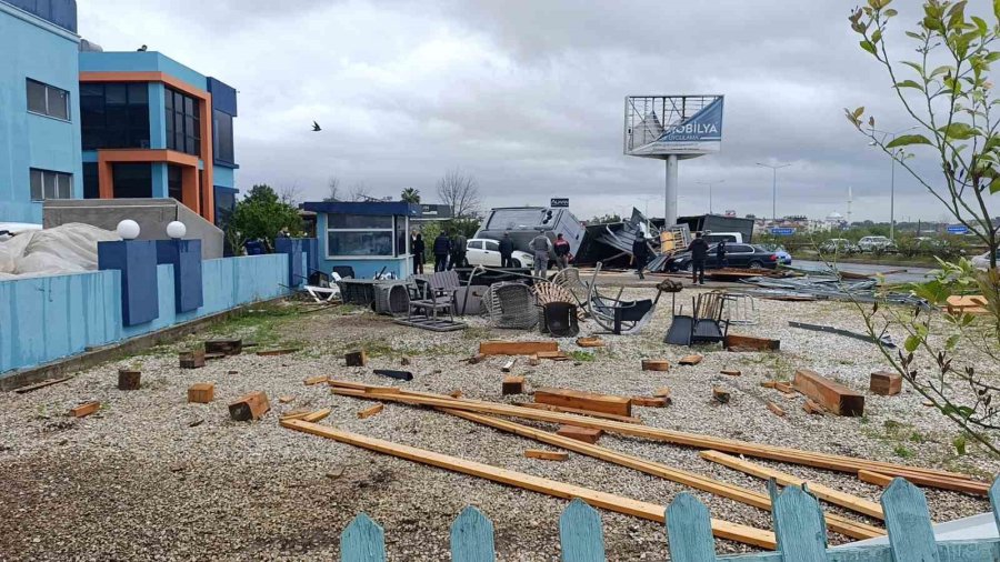 Antalya’da Hortum 2 Tonluk Bungalovu 30 Metre Sürükledi, Karavanı Otomobillerin Üzerine Fırlattı