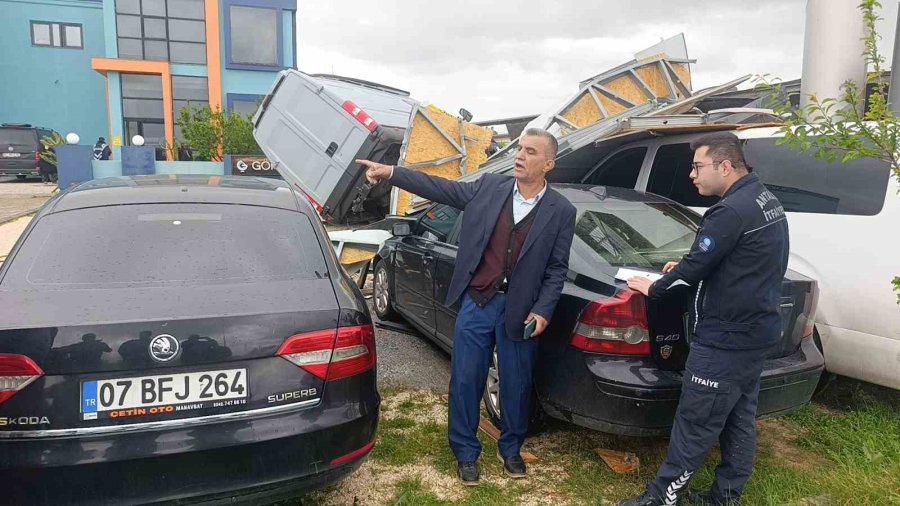 Antalya’da Hortum 2 Tonluk Bungalovu 30 Metre Sürükledi, Karavanı Otomobillerin Üzerine Fırlattı