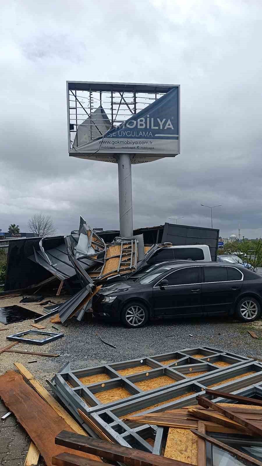 Antalya’da Hortum 2 Tonluk Bungalovu 30 Metre Sürükledi, Karavanı Otomobillerin Üzerine Fırlattı