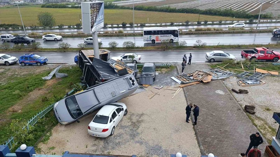 Antalya’da Hortum 2 Tonluk Bungalovu 30 Metre Sürükledi, Karavanı Otomobillerin Üzerine Fırlattı