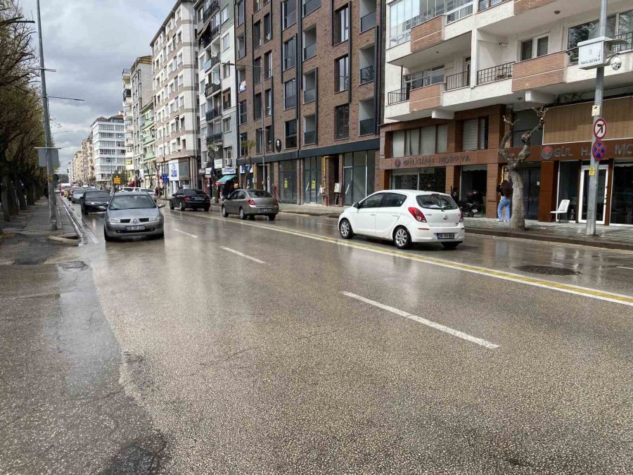 Islak Zeminde Kayarak Yere Düşen Kurye Yaralandı