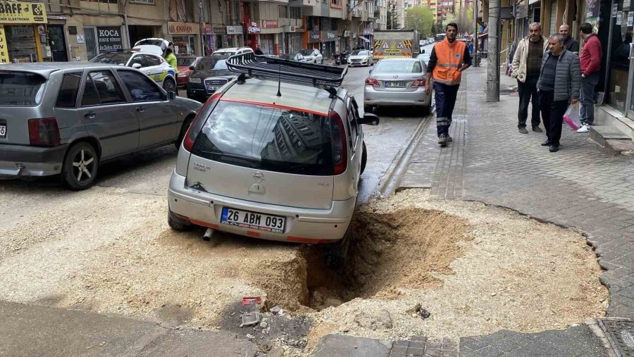 Yağışın Etkisiyle Çöken Zeminde Park Halinde Olan Otomobil Çukura Düştü