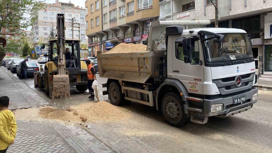 Yağışın Etkisiyle Çöken Zeminde Park Halinde Olan Otomobil Çukura Düştü