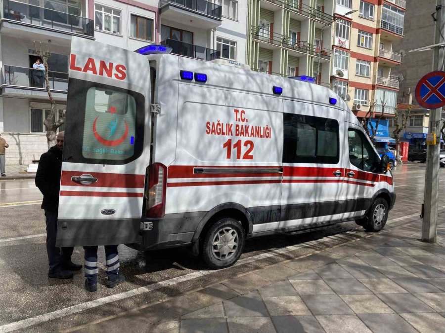 Islak Zeminde Kayarak Yere Düşen Kurye Yaralandı