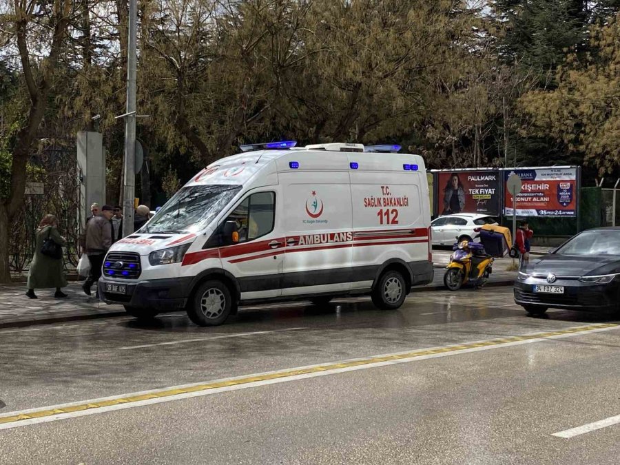 Islak Zeminde Kayarak Yere Düşen Kurye Yaralandı