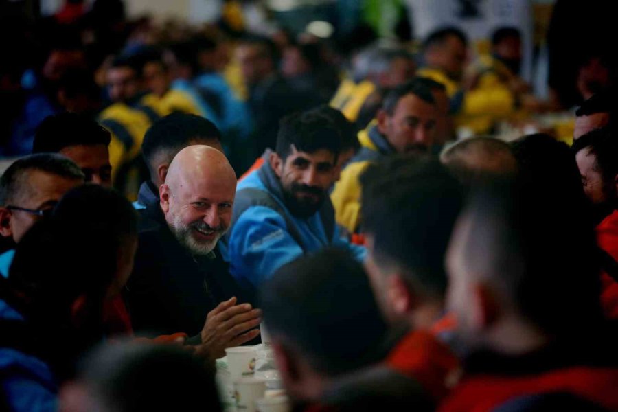 Başkan Çolakbayrakdar: "gece-gündüz Demeden Daha Güzel Hizmet İçin Çalışıyoruz"